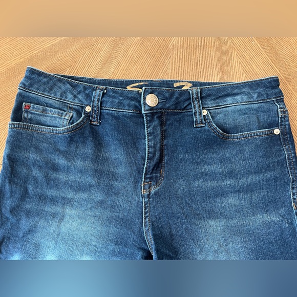 Seven7 Jean shorts women’s size 8 with a rolled hem - Picture 2 of 5